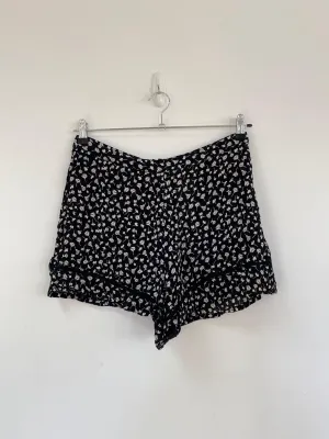Ditsy floral high rise shorts, Miss Selfridge, Size 14 (Viscose)